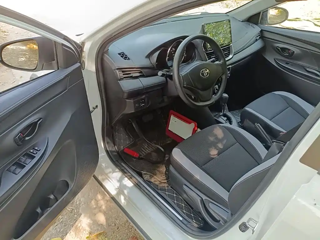 Toyota Yaris L 2021 — фото 16