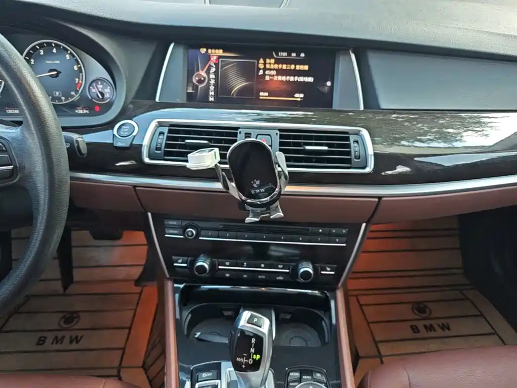BMW 5 Series GT 2017 — фото 13