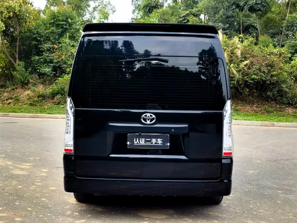 Toyota Hiace 2023 — фото 6