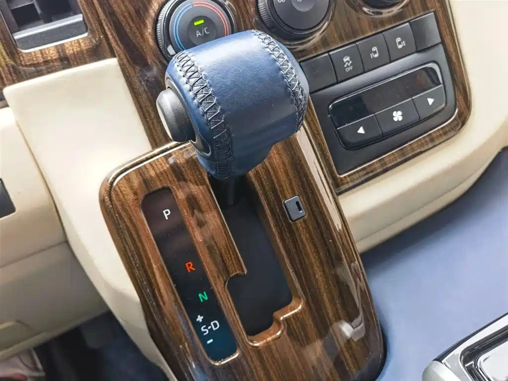 Toyota Hiace 2023 — фото 13