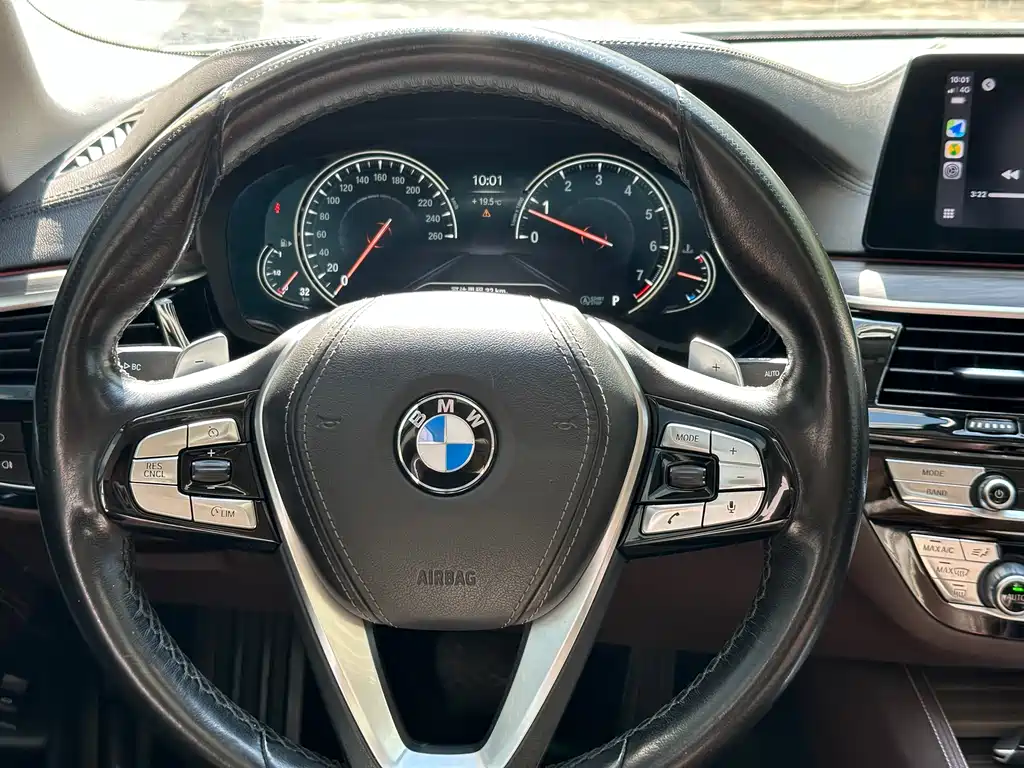 BMW 5 Series 2018 — фото 16