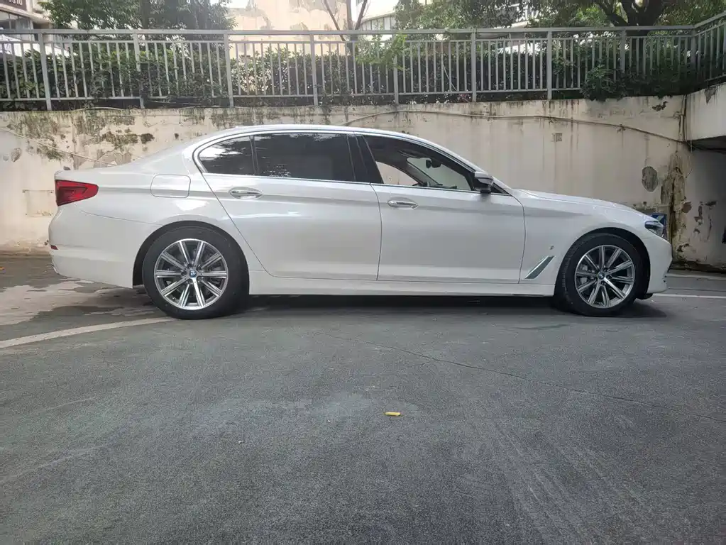 BMW 5 Series New Energy 2019 — фото 19