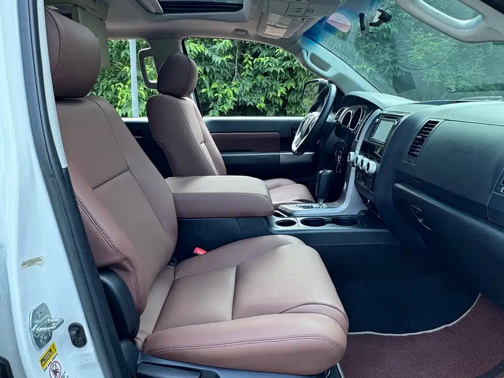 Toyota Sequoia 2016 — фото 17