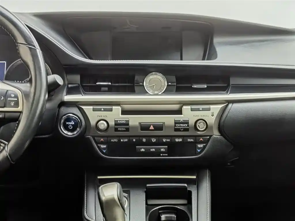 Lexus ES 2016 — фото 12