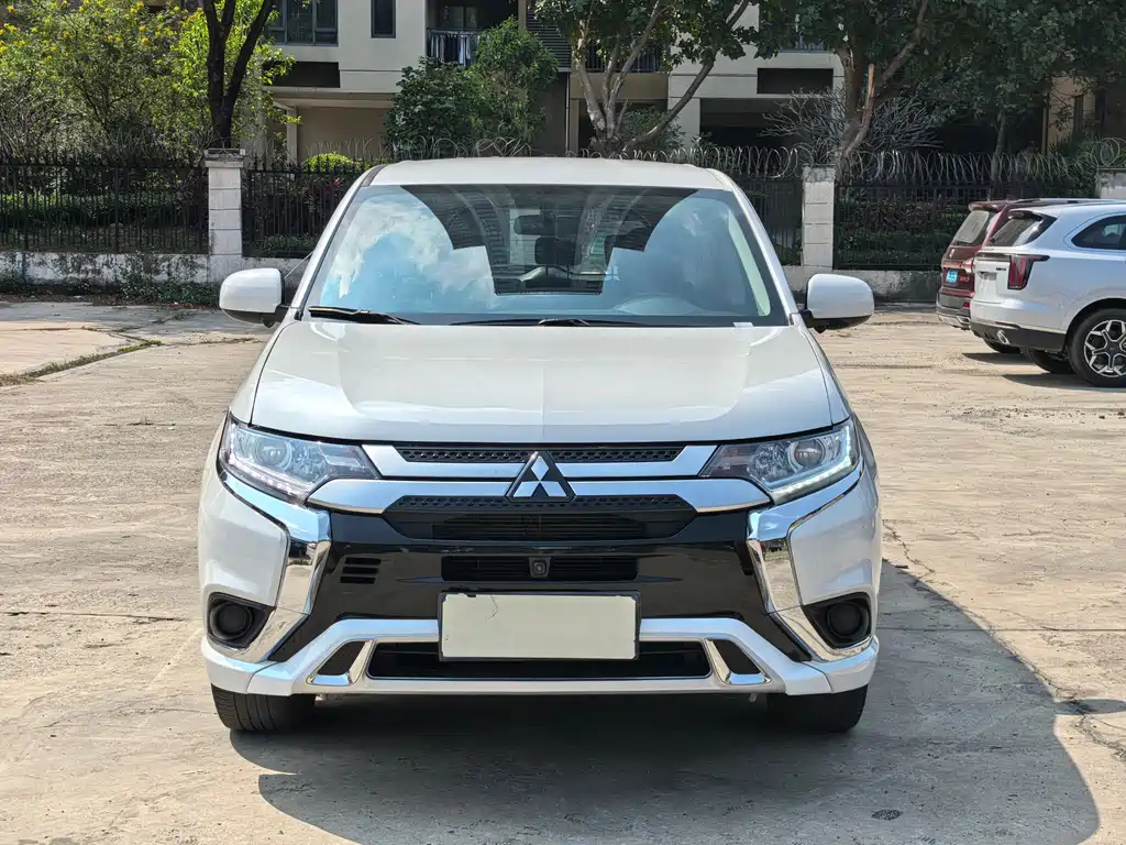 Mitsubishi Outlander 2021 — фото 2
