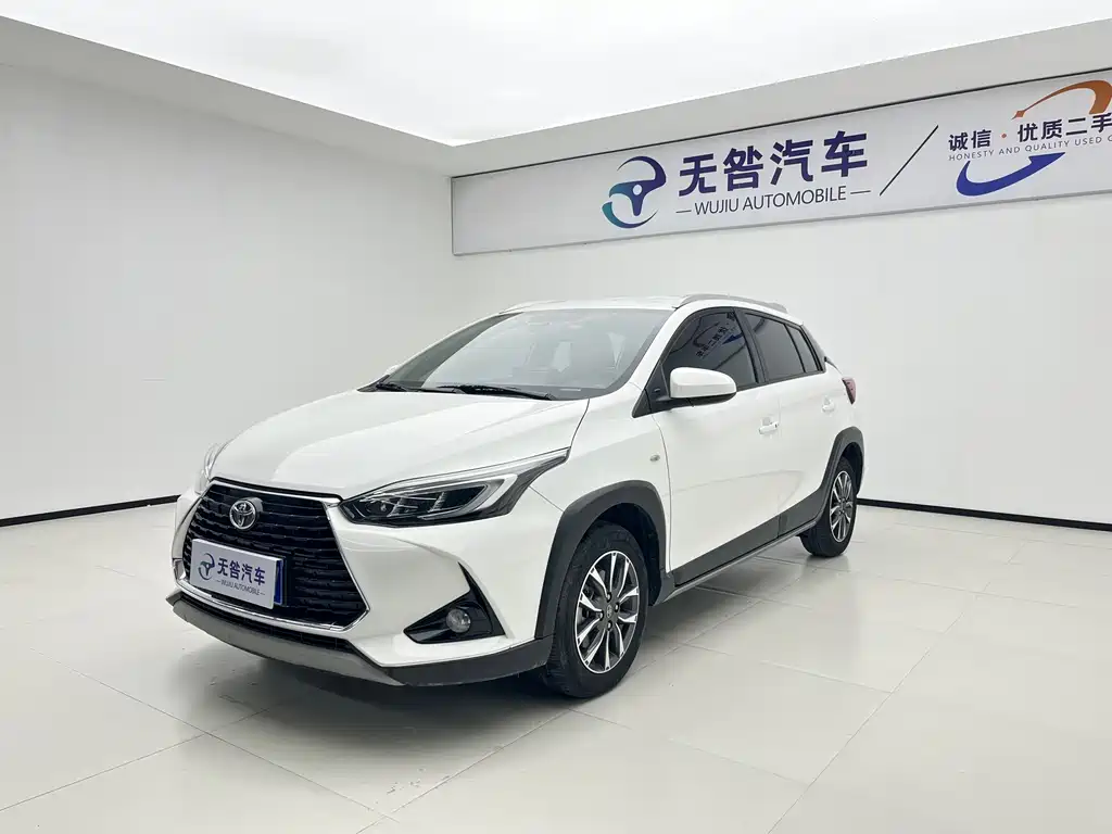 Toyota Yaris L 2022 — фото 1