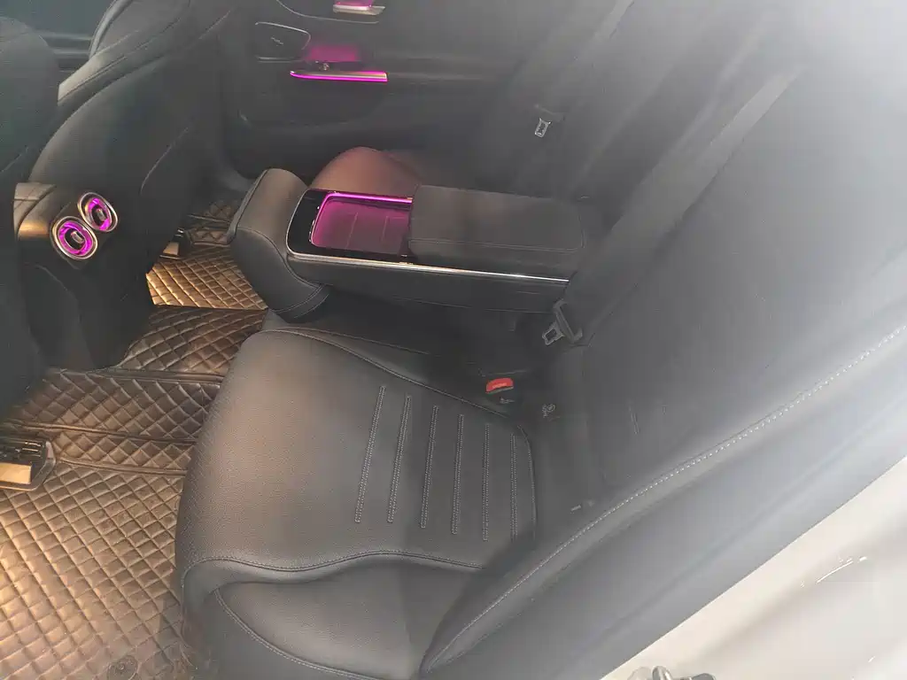 Mercedes-Benz C-Class 2024 — фото 12