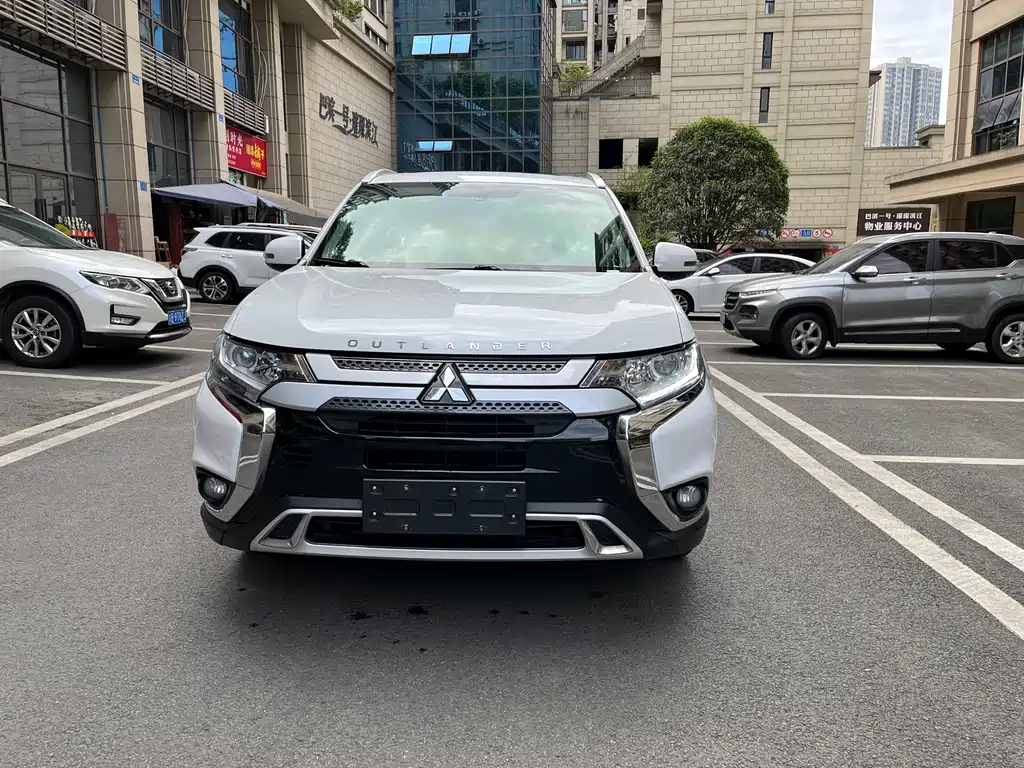Mitsubishi Outlander 2019 — фото 2