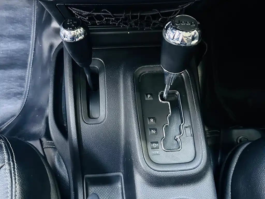 Jeep Wrangler 2015 — фото 13