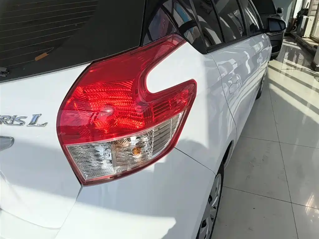 Toyota Yaris L 2015 — фото 8