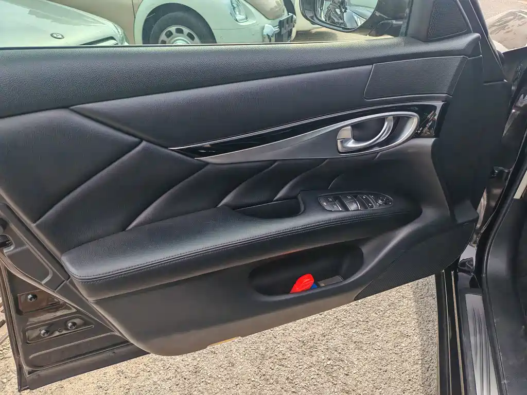 Infiniti Q70 2015