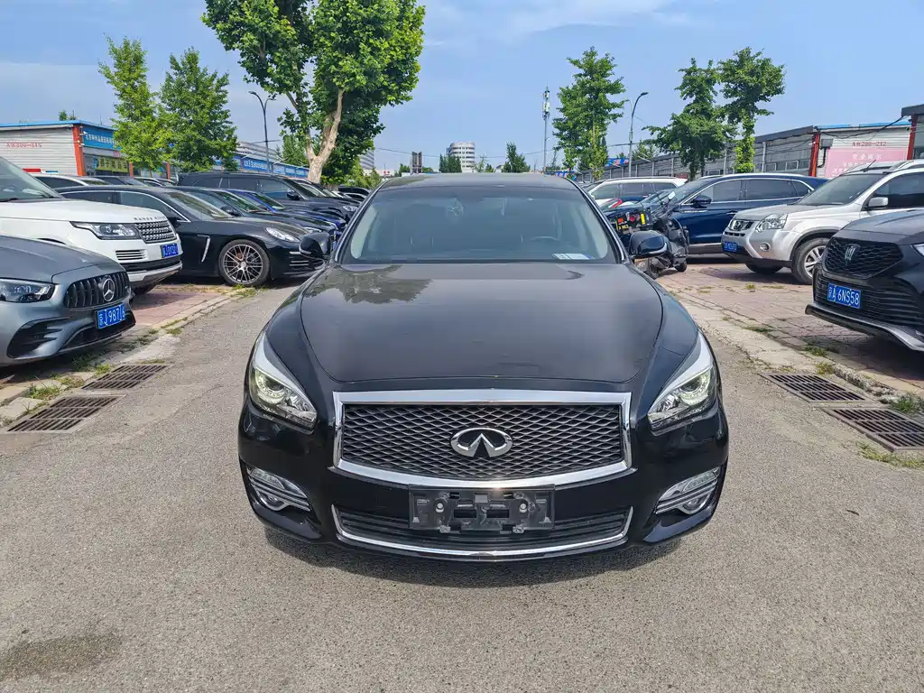 Infiniti Q70 2015