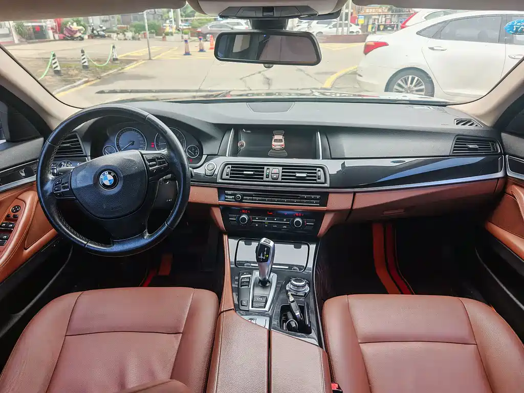 BMW 5 Series 2015 — фото 9