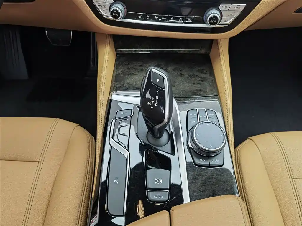 BMW 5 Series 2019 — фото 13