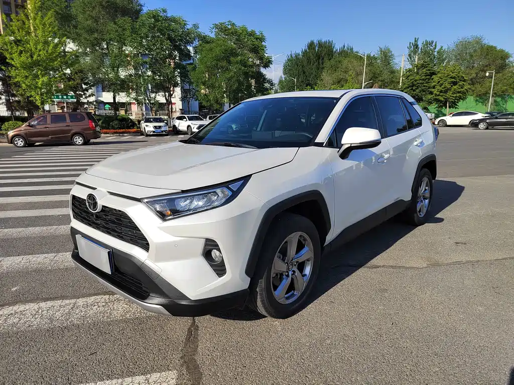 Toyota RAV4 2022 — фото 1