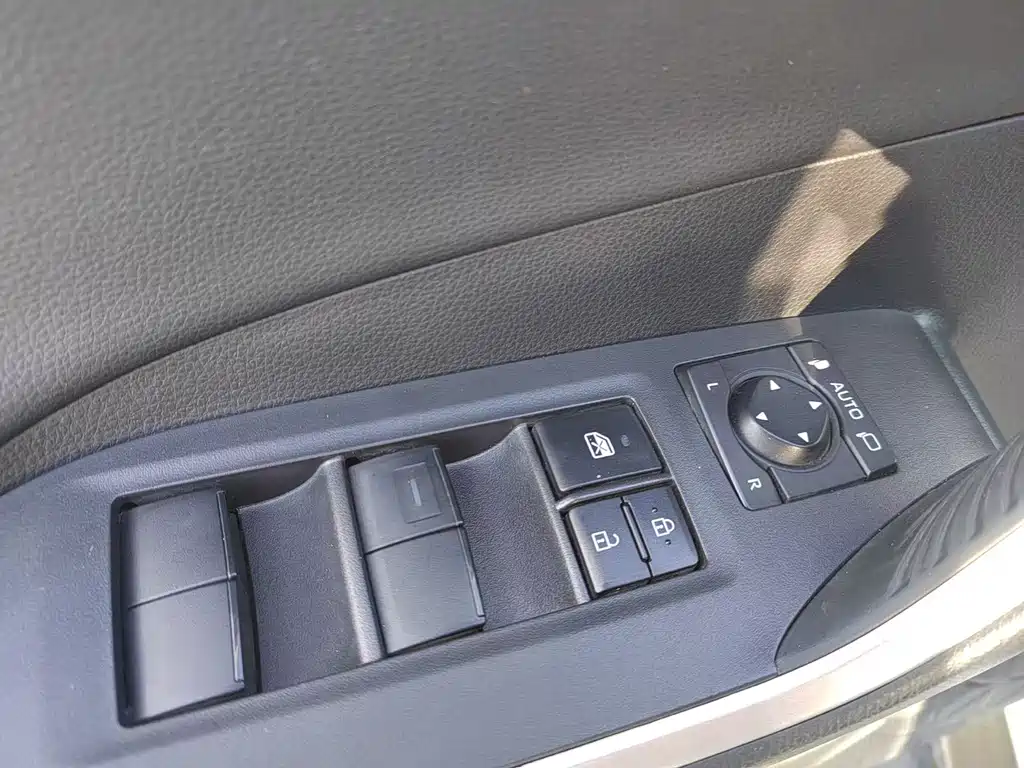 Toyota RAV4 2022 — фото 10