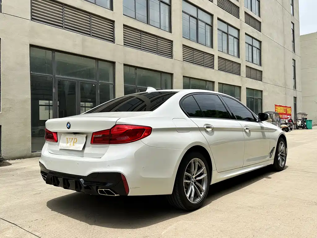 BMW 5 Series 2018 — фото 14