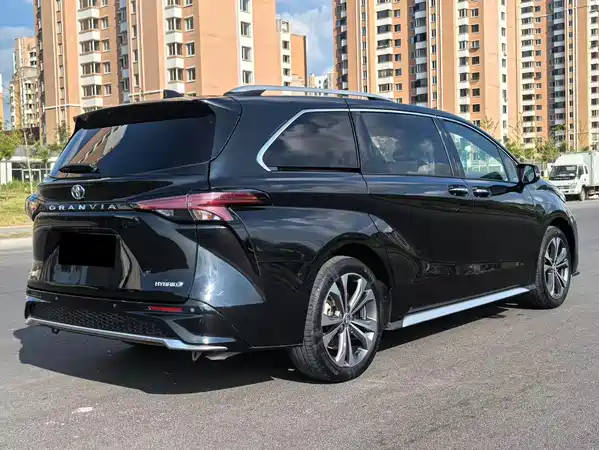 Toyota Granvia 2023