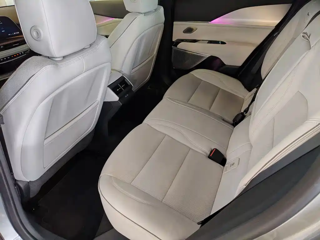 Cadillac GT4 2023 — фото 25