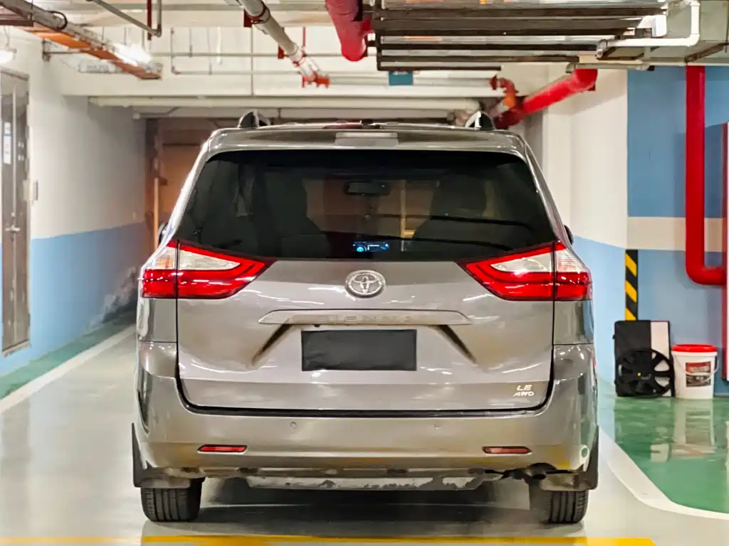 Toyota Sienna 2017 — фото 17