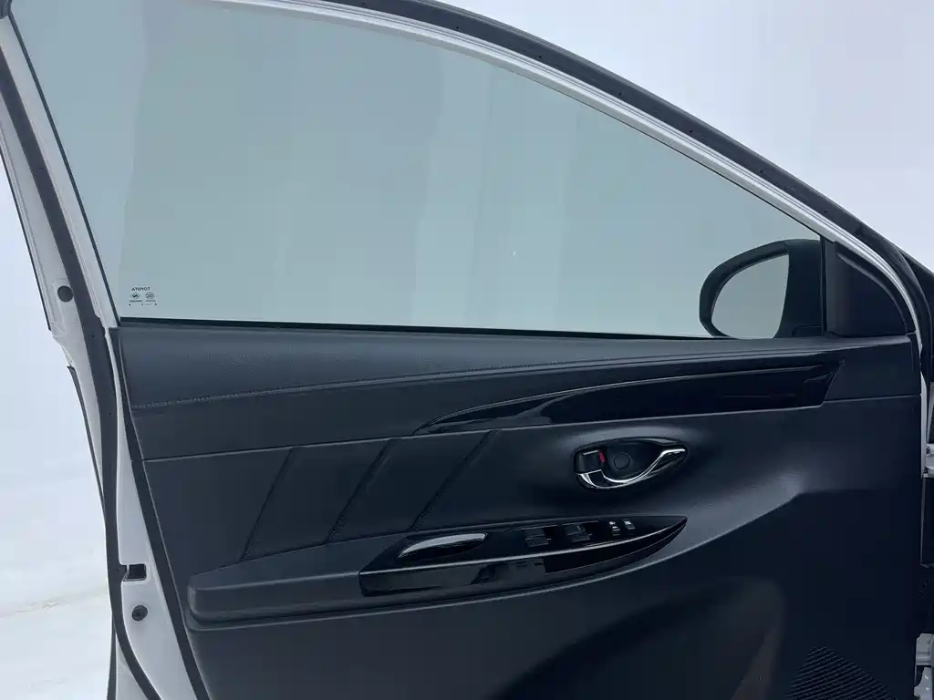 Toyota Yaris L 2023 — фото 22