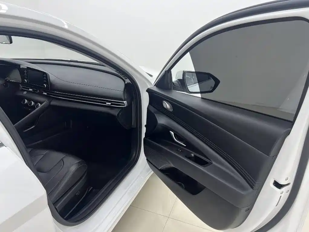 Hyundai Elantra 2023 — фото 13