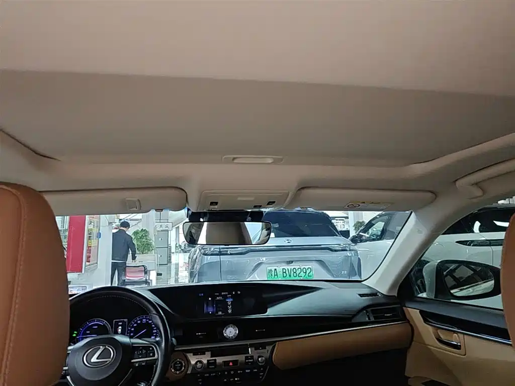 Lexus ES 2018 — фото 18
