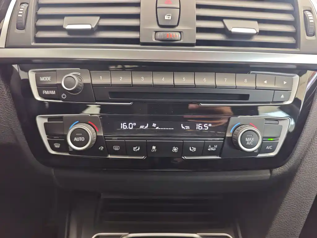 BMW 3 Series 2018 — фото 12