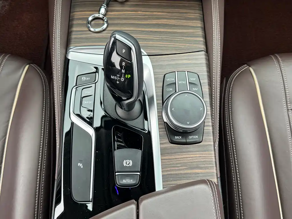 BMW 5 Series 2019 — фото 15