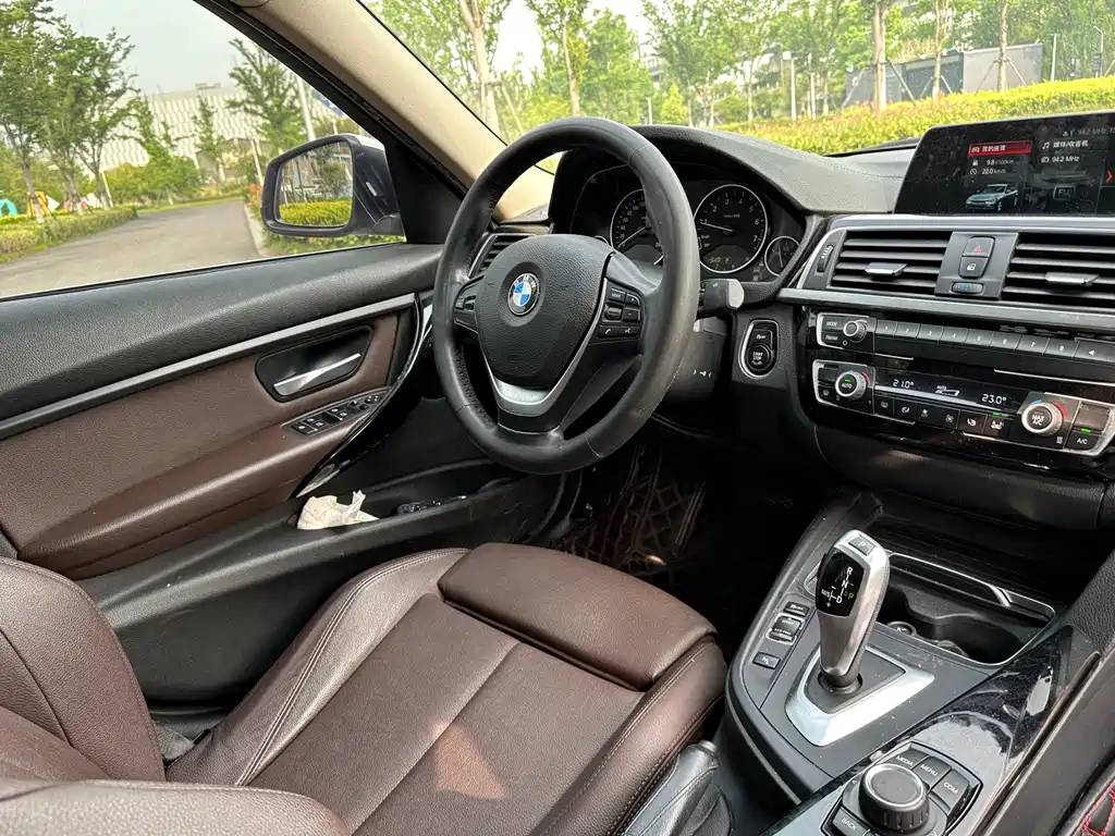 BMW 3 Series 2018 — фото 12