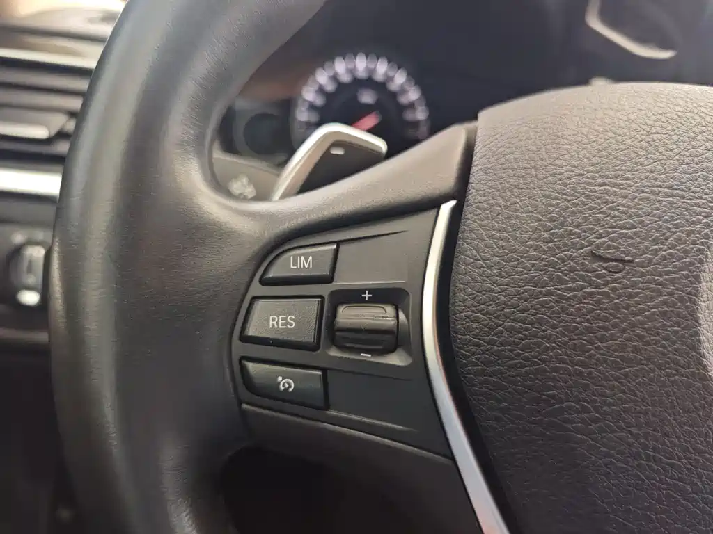 BMW 3 Series 2018 — фото 18