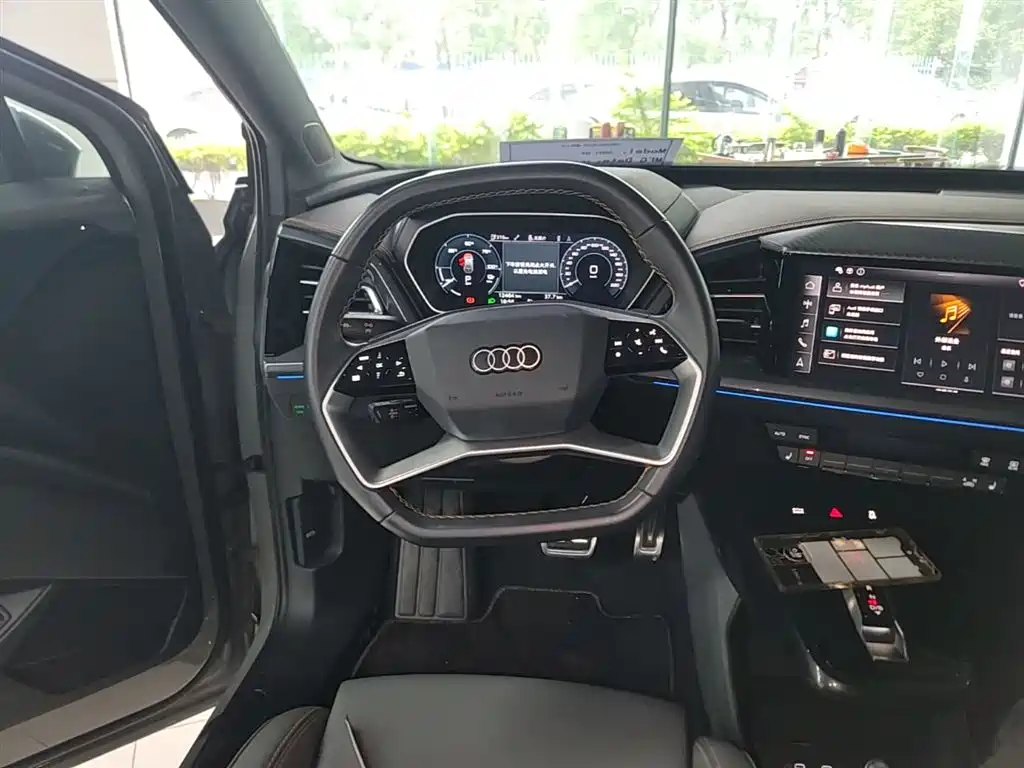 Audi Q4 e-tron 2024 — фото 11