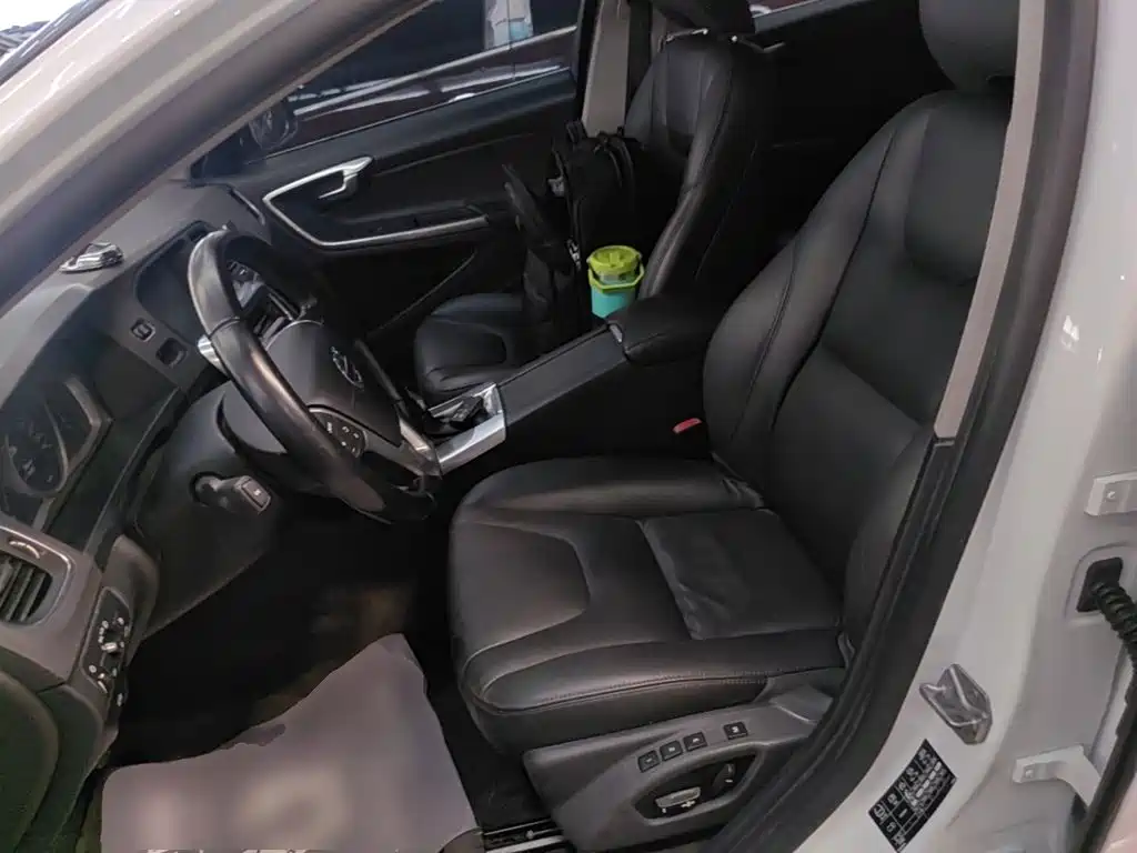 Volvo V60 2015 — фото 15