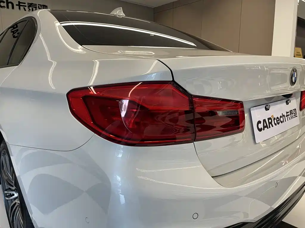 BMW 5 Series 2018 — фото 10