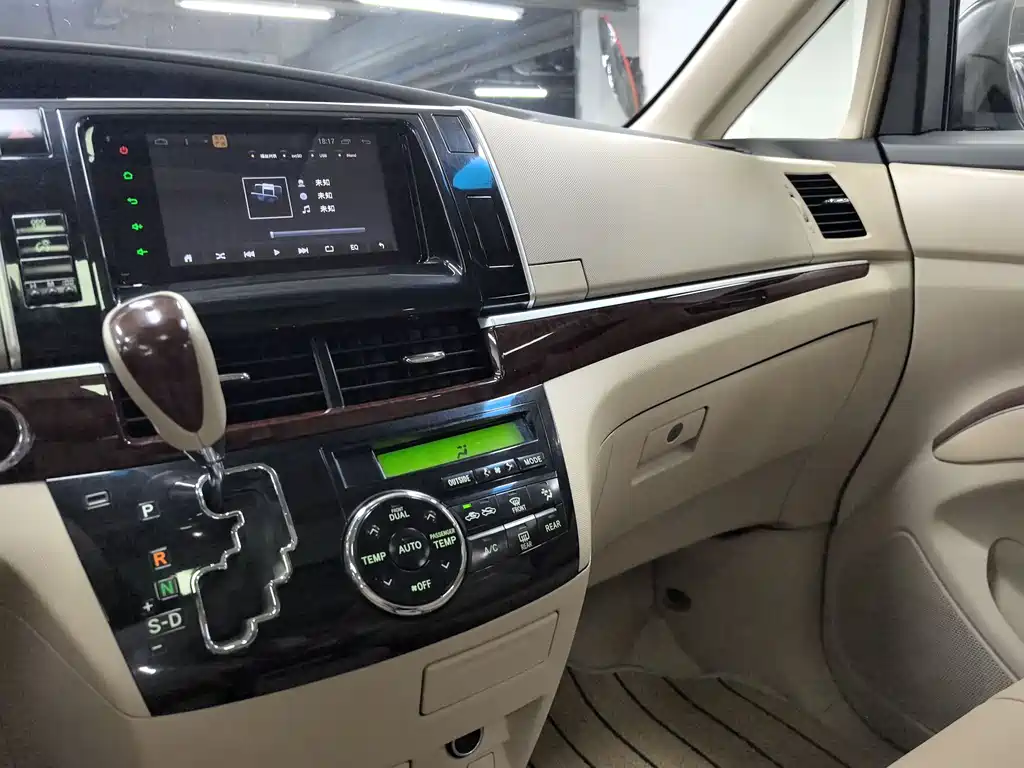 Toyota Previa 2017 — фото 11