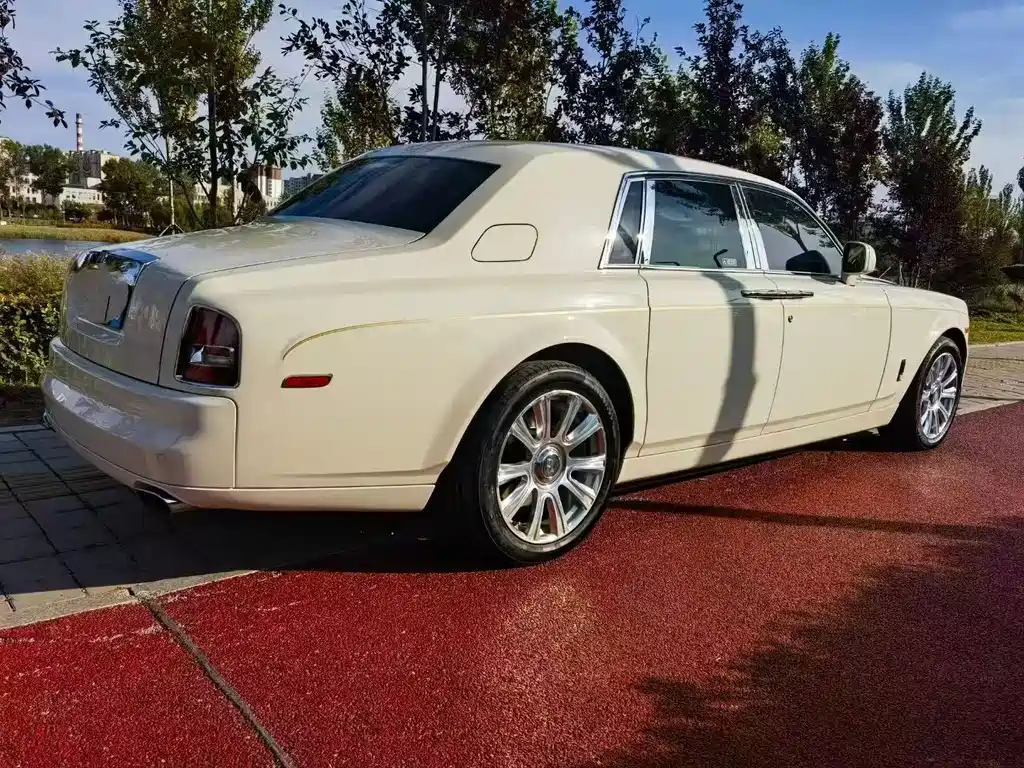 Rolls-Royce Phantom 2010 — фото 8