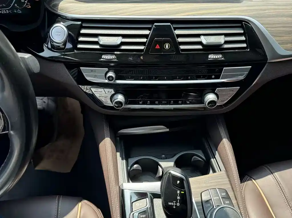 BMW 5 Series New Energy 2020 — фото 10