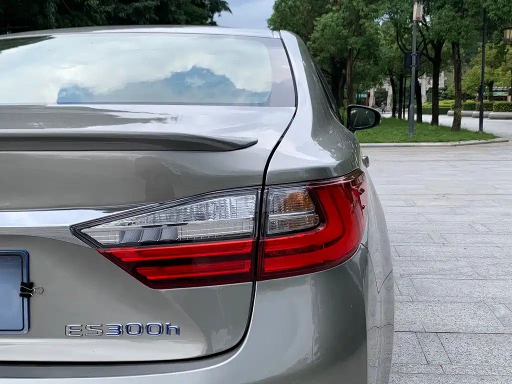 Lexus ES 2017 — фото 11