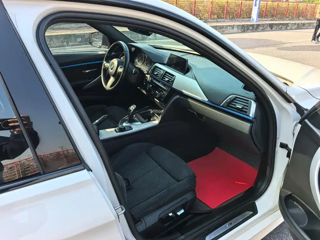 BMW 3 Series 2018 — фото 16