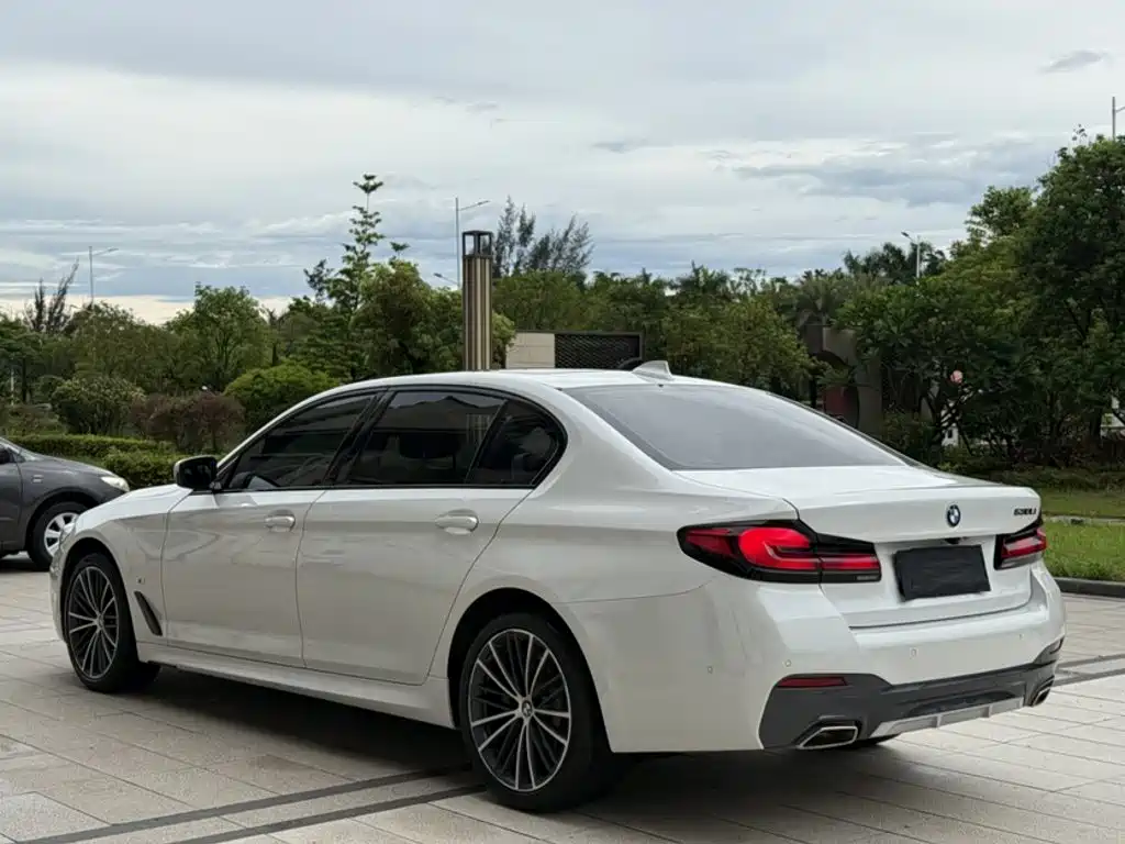 BMW 5 Series 2021 — фото 11