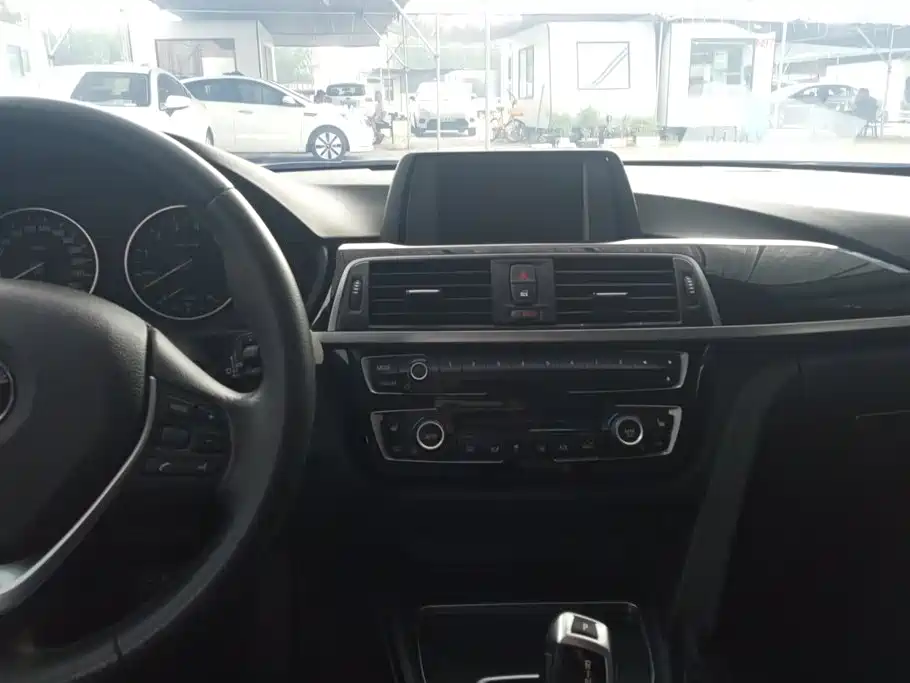 BMW 3 Series 2017 — фото 13