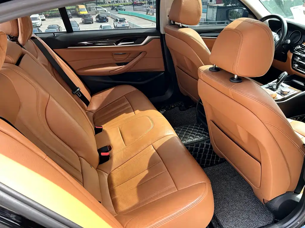 BMW 5 Series 2018 — фото 19