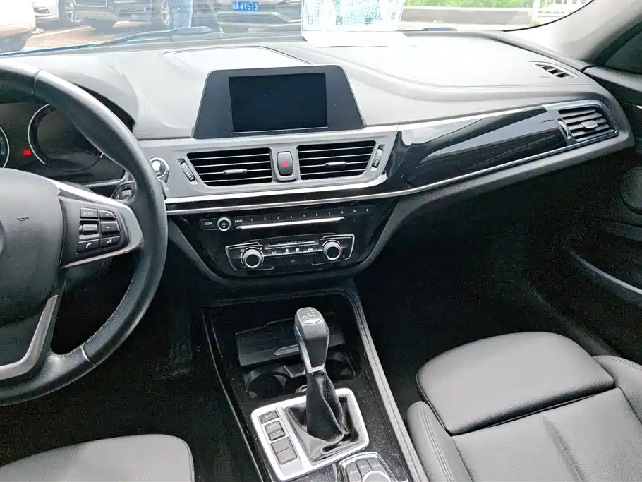 BMW 1 Series 2018 — фото 13