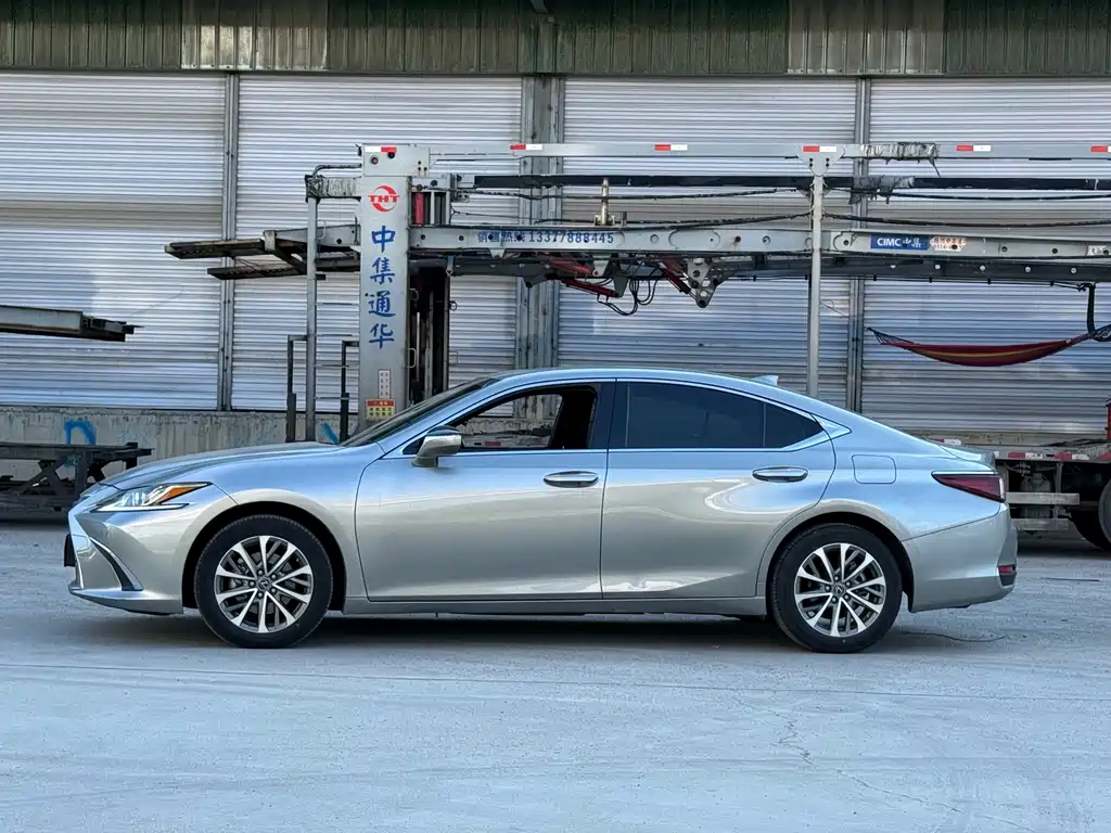 Lexus ES 2022