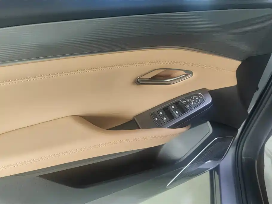 BYD L DM-i 2025 — фото 7