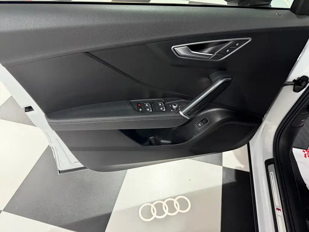 Audi Q2L 2023 — фото 11