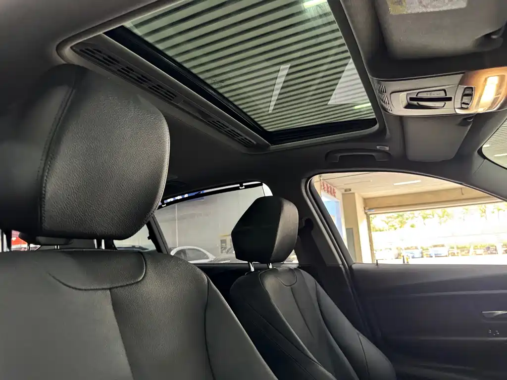 BMW 3 Series 2018 — фото 11