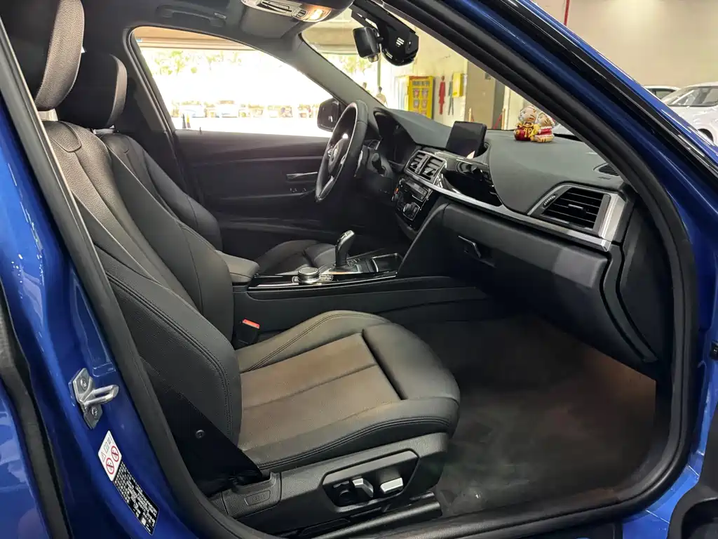 BMW 3 Series 2018 — фото 10