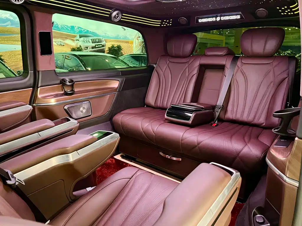 Mercedes-Benz V-Class 2024 — фото 11