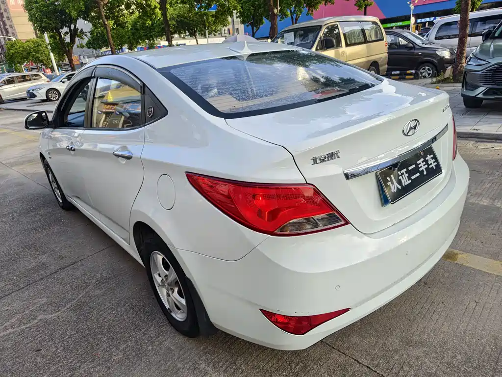 Hyundai Accent 2015 — фото 9